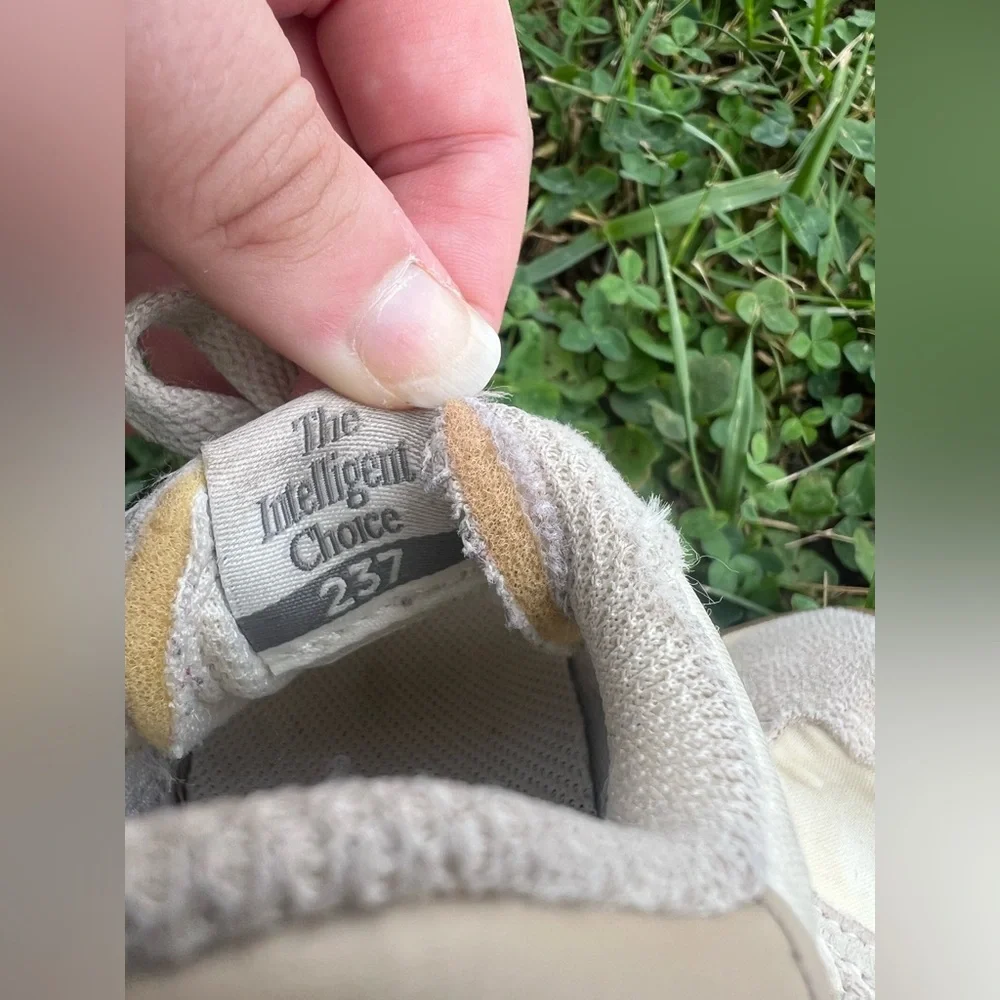 New Balance Child Size 8 Cream & Grey Running Shoes - Picture 10 of 11